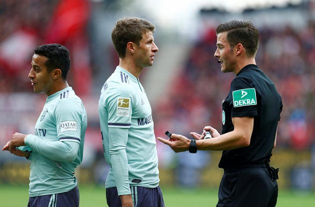Mátově zelené dresy Bayernu jsou trnem v oku fanoušků mnichovského velkoklubu.