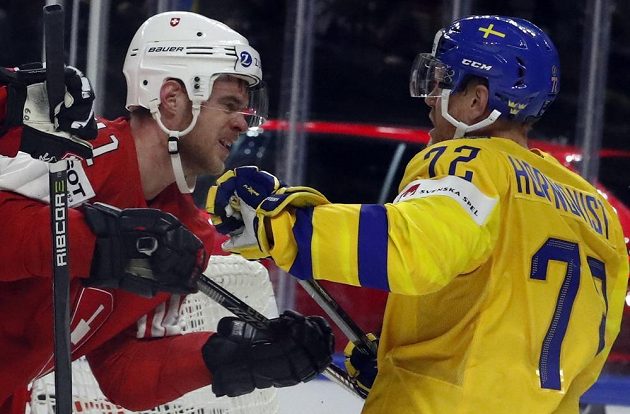 Boj, tohle je finále. Mirco Muller ze Švýcarska a Patric Hornqvist ze Švédska během boje o zlato na MS.