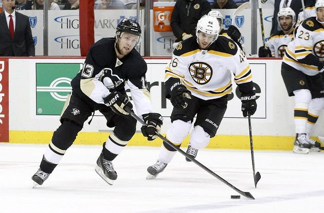 Centr Pittsburghu Penguins Nick Spaling (vlevo) projíždí kolem útočníka Bostonu Davida Krejčího.