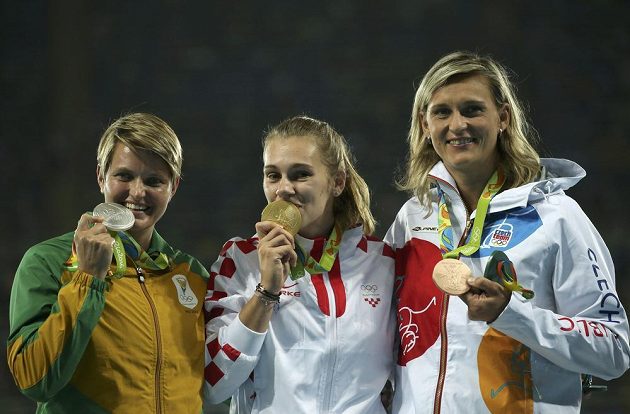 Medailový ceremoniál oštěpařek: (zleva) Sunette Viljoenová (RSA), Sara Kolaková a Barbora Špotáková.