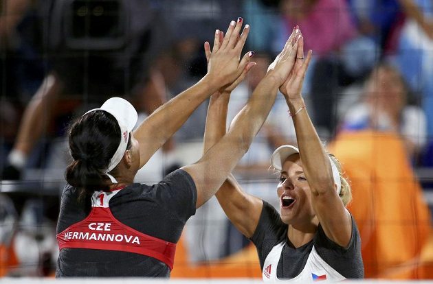České plážové volejbalistky Barbora Hermannová (vlevo) a Markéta Sluková se raduje po vítězném míči proti argentinské dvojici.