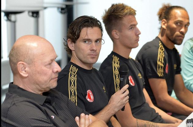 Nový kouč fotbalistů Slavie Praha Miroslav Koubek (první zleva), kapitán mužstva Karol Kisel, záložník Ondřej Petrák (druhý zprava) a obránce Fernando Neves (první zprava) na tiskové konferenci před derby se Spartou.