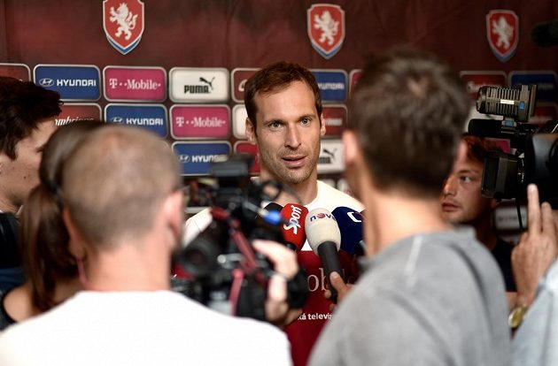 Brankář Petr Čech v "zajetí novinářů" při srazu české fotbalové reprezentace.