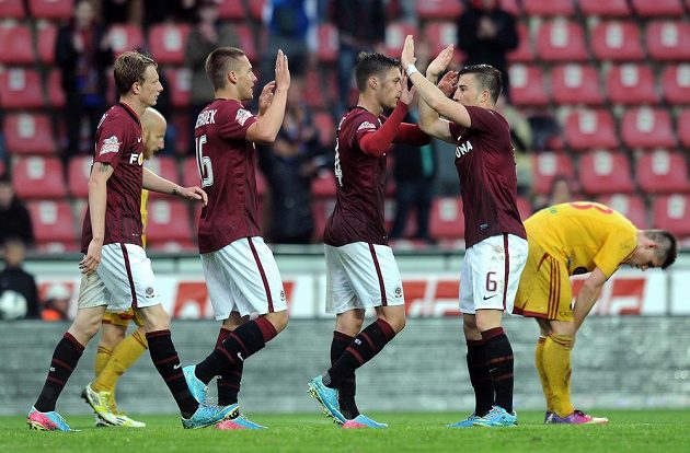 Sparťani (zleva) Ladislav Krejčí, Pavel Kadeřábek, Václav Kadlec a Lukáš Vácha oslavují druhý gól do sítě Dukly.