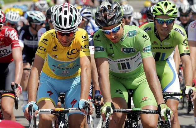 Vincenzo Nibali (vlevo) z Itálie si v poklidnější části 11. etapy vykládal se Slovákem Peterem Saganem.