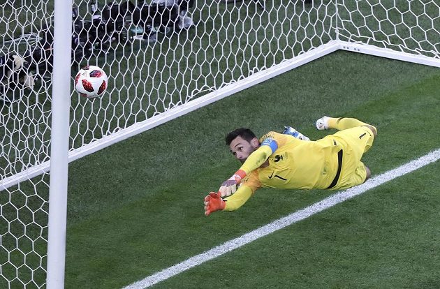 Takto vytáhl v první půli semifinále na MS francouzský brankář Hugo Lloris pokus belgického obránce Tobyho Alderweirelda.