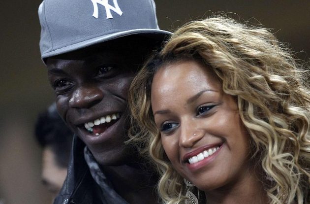 Útočník AC Milán Mario Balotelli s příetelkyní přihlížejí duelu AC Milán - Barcelona.