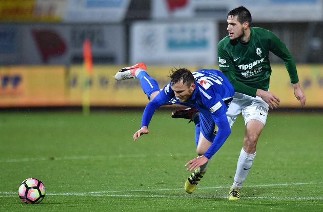 Daniel Bartl ze Slovanu Liberec (vlevo) padá po souboji s Vojtěchem Kubistou z Jablonce.