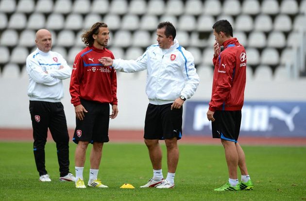 Zleva kouč Michal Bílek, záložník Petr Jiráček, asistent trenéra Tomáš Galásek (uprostřed) a obránce Marek Suchý na tréninku.