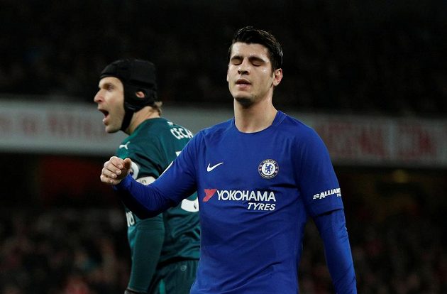 Španělský útočník Chelsea Álvaro Morata zklamaně odchází. běžel sám na Petra Čecha, který vyběhl a střelec netrefil branku Arsenalu.
