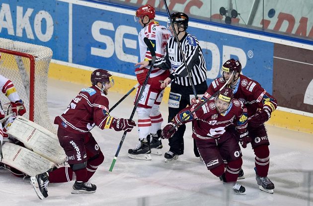 Jaroslav Hlinka (17) jásá, právě dal rozhodující gól ve čtvrtém semifinále s Třincem. Vlevo Robert Sabolič, vpravo Jan Buchtele.