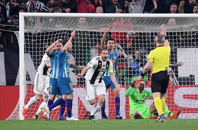 Giorgio Chiellini (uprostřed) z Juventusu se se spoluhráči raduje z gólu v odvetě s Atlétikem Madrid, který však rozhodčí neuznal.