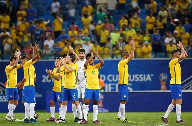 Fotbalisté Brazílie slaví s fanoušky výhru nad Bolívií v kvalifikaci MS 2018.