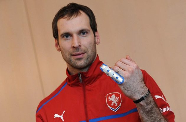 Brankář Petr Čech ukazuje zlomený malíček na srazu české fotbalové reprezentace před přátelským utkáním v Turecku.