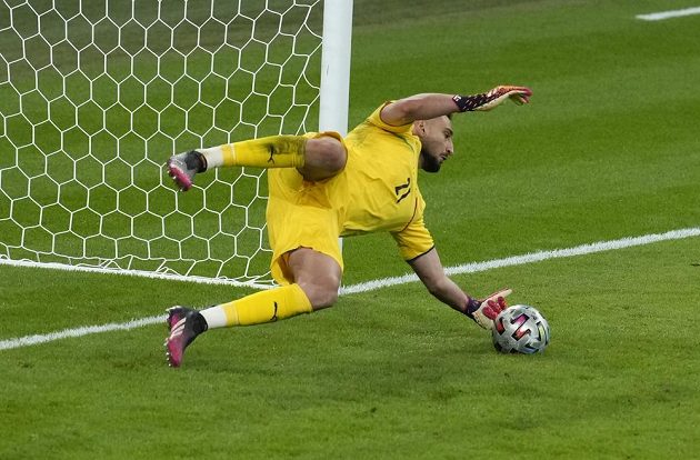 Takhle italský brankář Gianluigi Donnarumma lapil penaltu Álvaru Moratovi a pomohl svému týmu do finále EURO.
