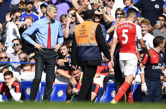 Kouč Arsenalu Arsene Wenger (vlevo) sleduje, jak vyloučený Gabriel Paulista odchází v duelu s Chelsea do kabin.