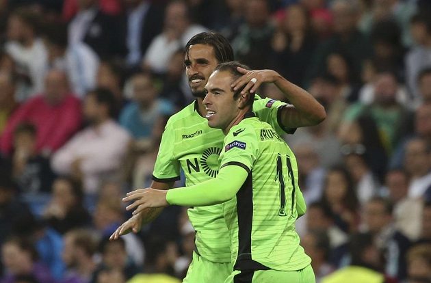 Fotbalisté Sportingu Lisabon Bruno Cesar (vpravo) a Bryan Ruiz se radují z gólu na Santiago Bernabéu.