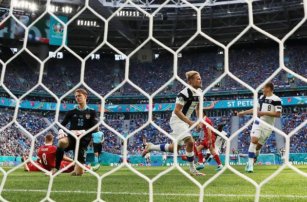 Fin Joel Pohjanpalo (20) už v úvodu utkání slavil gól, ale radost byla předčasná, byl v ofsajdu. Na snímku dále mj. Robin Lod (8) a ruský brankář Matvej Safonov.