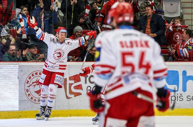 Třinecký útočník Martin Adamský (vlevo) se raduje z gólu proti Spartě v utkání 49. kola hokejové Tipsport extraligy.