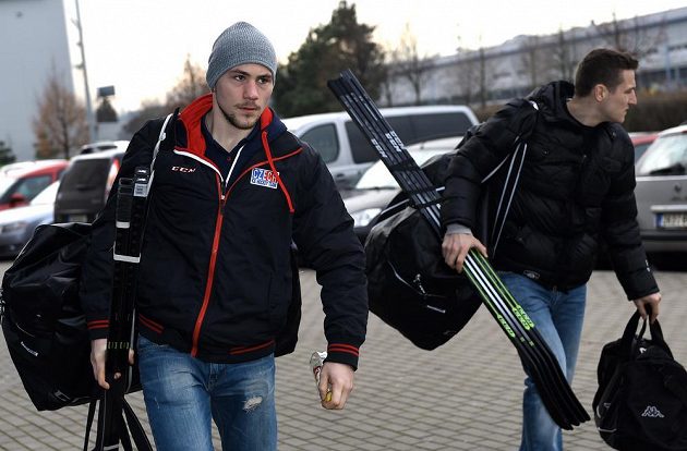 Hokejisté Martin Pláněk (vlevo) a Tomáš Mertl přichází na sraz české hokejové reprezentace před turnajem Channel One Cup.