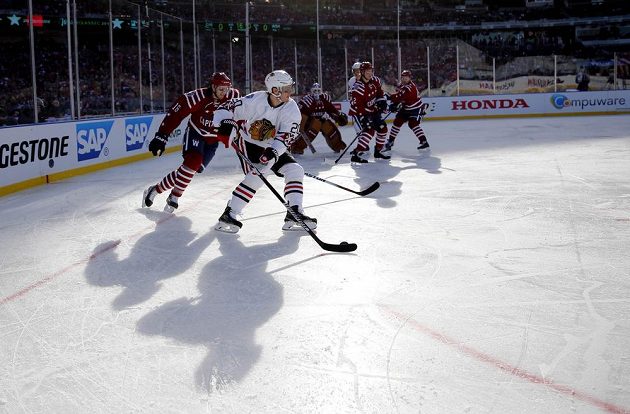 Brandon Saad (20) z Chicaga kontroluje puk v první třetině utkání s Washingtonem.