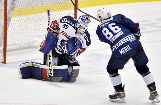 Brankář Vítkovic Miroslav Svoboda a Tomáš Mertl z Plzně v akci během extraligového utkání.
