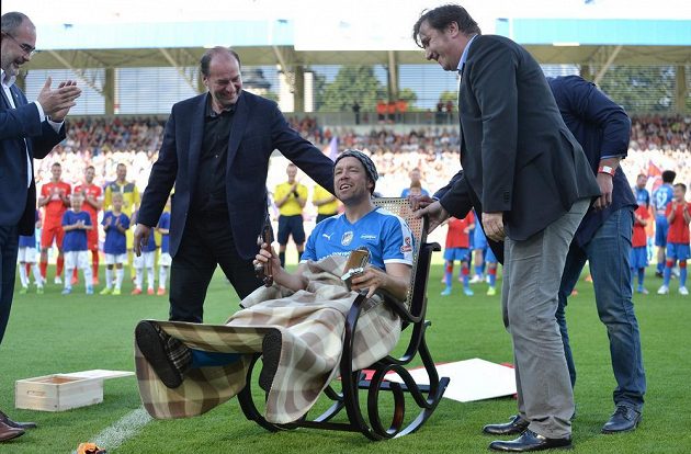 Fotbalový záložník Pavel Horváth ukončil svou bohatou kariéru slavnostním benefičním zápasem.