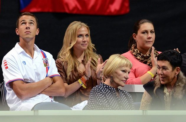 Tenista Lukáš Rosol (vlevo) a jeho přítelkyně Michalela Ochotská během třetího utkání semifinále Davis Cupu s argentinskými Carlosem Berloqem a Horaciem Zeballosem