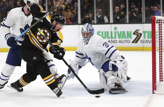 Útočník Bostonu Bruins left Brad Marchand zkouší neúspěšně zakončit kličku v utkání 1. kola play off NHL proti Torontu.