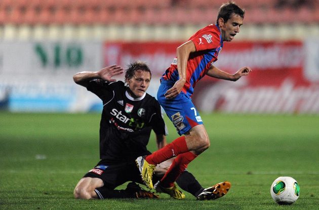 Plzeňský záložník Tomáš Hořava (vpravo) a příbramský Tomáš Krbeček během utkání 2. kola Gambrinus ligy.