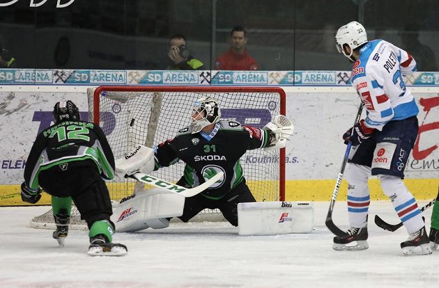 Puk končí v mladoboleslavské síti během rozhodujícího utkání předkola play off hokejové extraligy. Mladoboleslavští hráči František Hrdinka a brankář Brandon Maxwell nedokázali trefu útočníka Humla zastavit, všemu přihlíží ještě vpravo Michal Poletín.