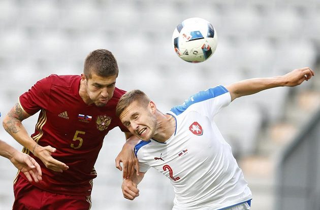 Pavel Kadeřábek (vpravo) v souboji o míč s Romanem Neustädterem z Ruska.