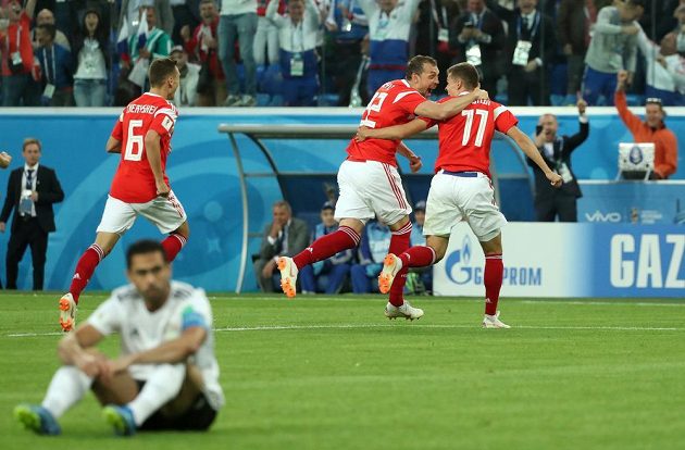 Ruští fotbalisté slaví gól v utkání mistrovství světa s Egyptem. Sborné pomohla do vedení vlastní branka.