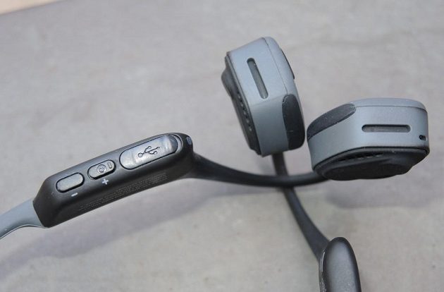 Bezdrátová sportovní sluchátka Aftershokz Trekz Air - detail dobíjecího konektoru a ovladačů.