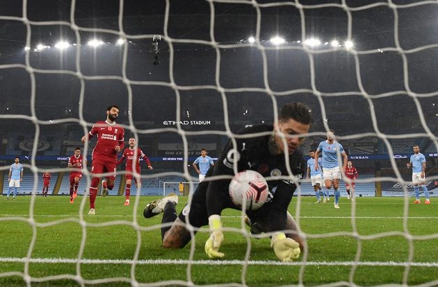 Liverpoolský Mohamed Salah slaví gól proti Manchesteru City, jehož gólman Ederson smutní.