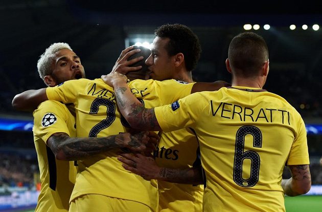 Fotbalisté Paris Saint-Germain slaví gól na půdě Anderlechtu Brusel v utkání Ligy mistrů. Slaví Kylian Mbappe, Dani Alves, Neymar a Marco Verratti.