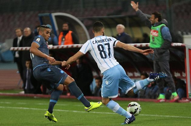 Faouzi Ghoulam (vlevo) z Neapole bojuje o míč s útočníkem Lazia Antoniem Candrevou v odvetném semifinálovém duelu Italského poháru.