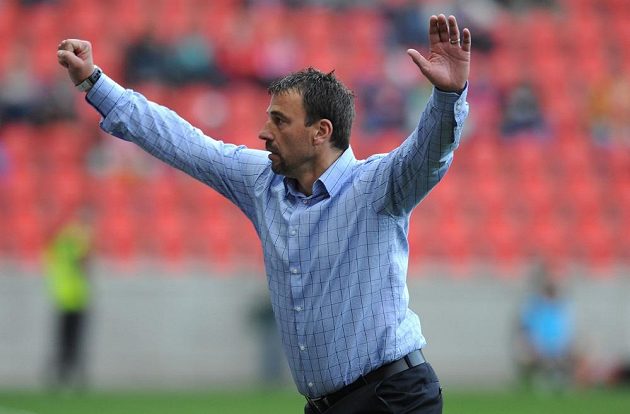 Nový trenér Slavie Michal Petrouš oslavuje třetí gól během utkání s Jabloncem.