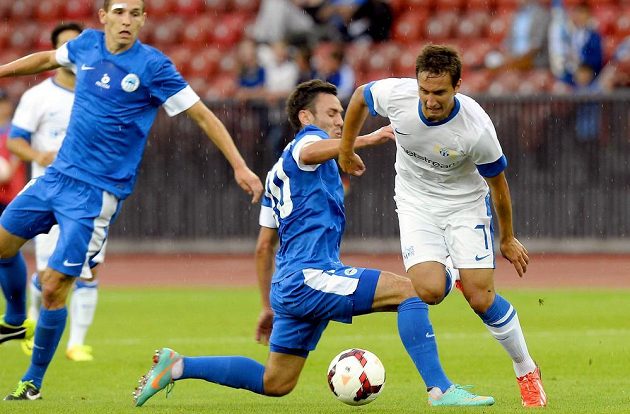Mario Gavranovic z Curychu (vpravo) a liberecký Sergej Rybalka v souboji o balón.