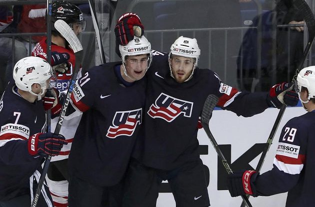 Američan Tyler Motte oslavuje se spoluhráči trefu v semifinálovém duelu s Kanadou.