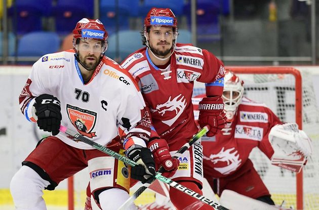 (Zleva) Radek Smoleňák z Hradce Králové a Tomáš Kundrátek a brankář Patrik Bartošák z Třince.