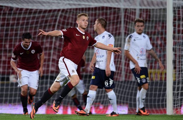 Obránce pražské Sparty Jakub Brabec oslavuje třetí gól v utkání proti Slovácku.