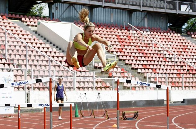 Atletka Denisa Rosolová při společném tréninku s akrobatickou lyžařkou Nikolou Sudovou.
