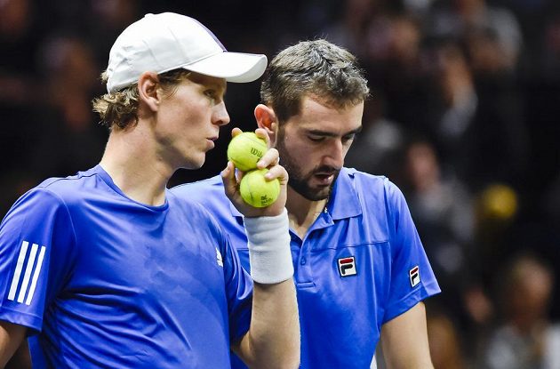 Zleva Tomáš Berdych z ČR a Chorvat Marin Čilić z týmu Evropy v zápase s Američany Johnem Isnerem a Jackem Sockem z týmu výběru světa.