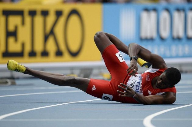 Jehue Gordon z Trinidadu a Tobaga padá na dráze ve finále běhu na 400 m překážek na MS v Moskvě.