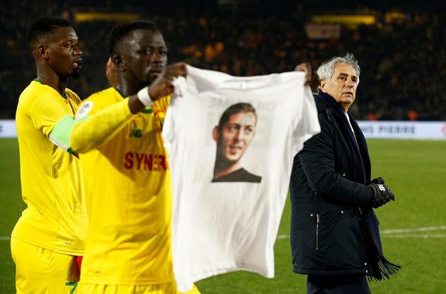 Fotbalisté francouzského FC Nantes vzdali hold svému kamarádovi, Emilianu Salovi, který zmizel při letu do nového působiště v Cardiffu.