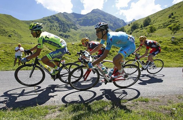 Alberto Contador (vlevo) a Fabio Aru (vpravo) sjíždějí z průsmyku Tourmalet v osmé etapě Tour de France.