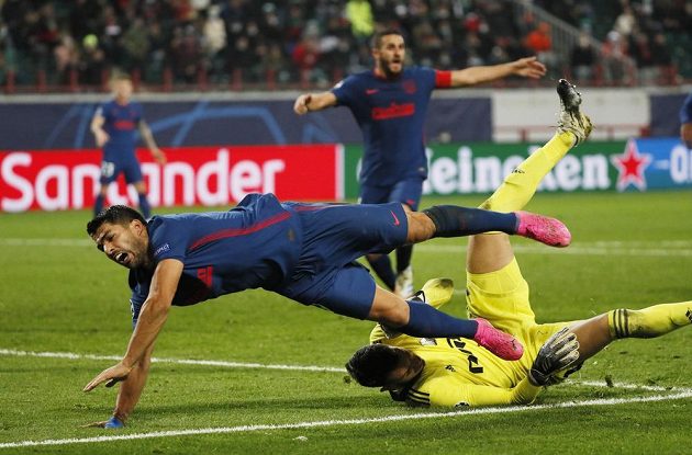 Striker Atlética Madrid Luis Suárez after a clash with Lokomotiv Moscow goalkeeper Guilherm. 