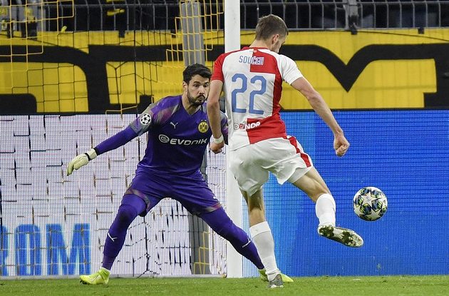 Slávista Tomáš Souček vyšel z tohoto souboje s gólmanem Dortmundu Romanem Bürkim vítězně.