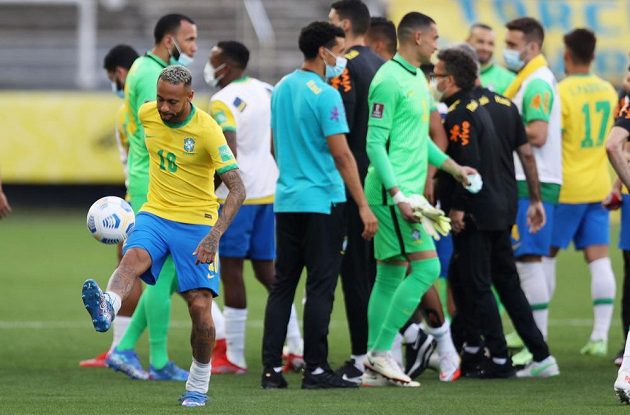 Brazilská policie začala vyšetřovat čtveřici argentinských fotbalistů, kvůli nimž se nedohrál nedělní zápas kvalifikace mistrovství světa v Sao Paulu. Hráči jsou podezřelí, že po příletu do země lhali úřadům, aby nemuseli do karantény.